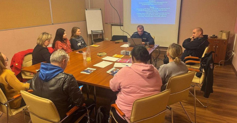zdjęcie: Jak chronić dzieci online? Policja i GOPS edukują w Kłaju / fot. KMP w Wieliczce