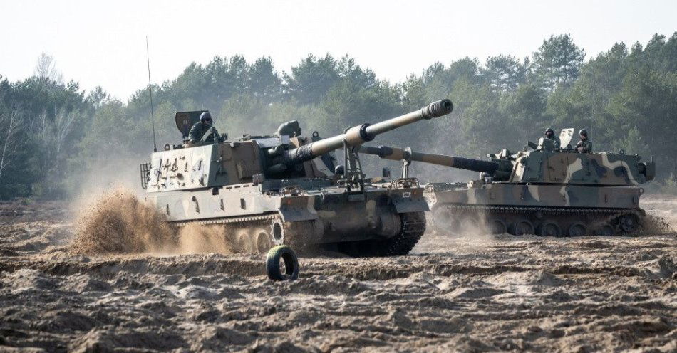 zdjęcie: Szef MON: wojsko ma już ponad 200 armatohaubic K9 / Toruń, 23.02.2023. Pokaz wyszkolenia bojowego żołnierzy 1. Mazurskiej Brygady Artylerii na poligonie w Toruniu, 23 bm. podczas którego po raz pierwszy użyte zostały południowokoreańskie armatohaubice K9. (ad) PAP/Tytus Żmijewski