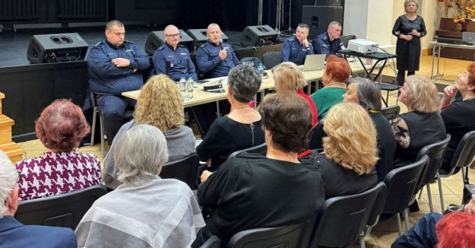 zdjęcie: Mieszkańcy rozmawiali o bezpieczeństwie w Siemiatyczach / fot. KPP Siemiatycze