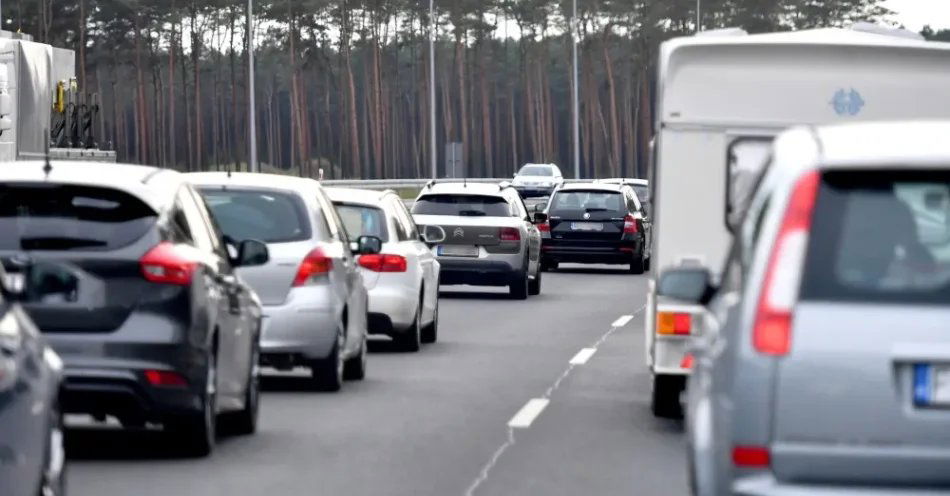 zdjęcie: Zachodniopomorskie: ogromne zatory na S3 i A6 pod Szczecinem; trwają powroty znad morza / Szczecin, 02.08.2020. Kilkukilometrowy korek w stronę Szczecina na trasie S3, podczas powrotów znad morza, 2 bm. (mb/amb) PAP/Marcin Bielecki