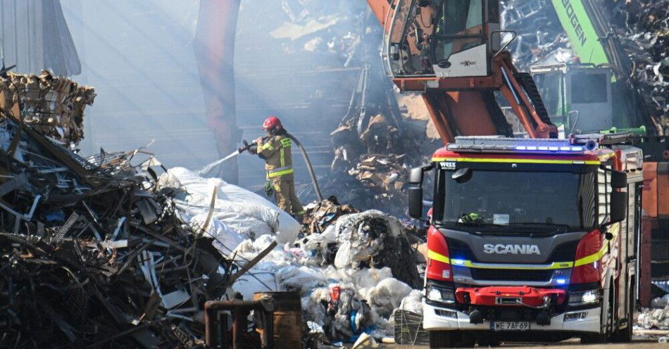 zdjęcie: Warszawa: zakończono dogaszanie pożaru hali na Targówku; nikt nie ucierpiał / Warszawa, 29.03.2026. Strażacy gaszą pożar hali magazynowej przy ul. Zabranieckiej na warszawskim Targówku, 29 bm. W akcji bierze udział 17 zastępów straży pożarnej, w tym specjalistyczna grupa ratownictwa chemicznego, która monitoruje jakość powietrza w okolicy pożaru. (amb) PAP/Marcin Obara ***Do tego materiału zdjęciowego dostępna jest również depesza w systemie CSI, pt.: Warszawa/ Pożar hali z makulaturą na Targówku; na miejscu 17 zastępów straży***