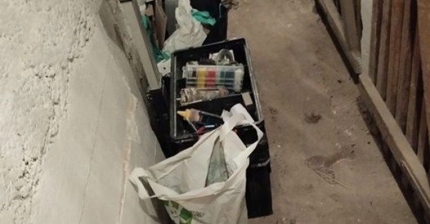 Przychodził w odwiedziny do znajomej, a przy okazji okradł piwnicę sąsiada. 28 - letni włamywacz zatrzymany i odzyskane skardzione mienie