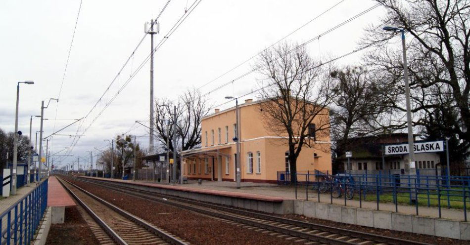 zdjęcie: Dworzec w Środzie Śląskiej coraz bliżej modernizacji / Dworzec kolejowy w Środzie Śląskiej po remoncie, fot. Michał Dadełło, CC BY-SA 4.0, https://commons.wikimedia.org/wiki/File:%C5%9Aroda_%C5%9Al%C4%85ska_dworzec_po_remoncie_2014_01.jpg