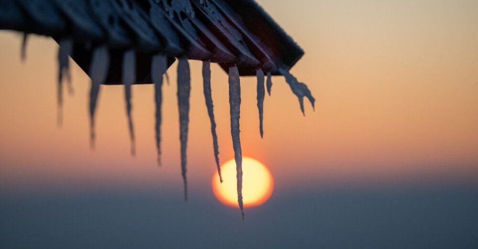 zdjęcie: Zima nie odpuszcza, Polaków czeka mroźna noc: od minus 25 do minus 8 stopni Celsjusza / Cisowa, 18.01.2026. Poranek z siarczystym mrozem w Cisowej na Pogórzu Przemyskim, 18 bm. Termometr pokazuje -18 stopni Celsjusza. (aldg) PAP/Darek Delmanowicz