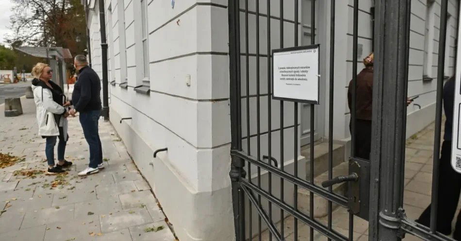 zdjęcie: Warszawa: pogoda się poprawiła, co pozwoliło na otwarcie zoo i parku łazienkowskiego / Warszawa, 22.08.2026. Ogłoszenie o zamknięciu parku dla zwiedzajacych na bramie Łazienek Królewskich w Warszawie, 22 bm. Z powody porywistego wiatru do odwołania zamknięte jest warszawskie zoo oraz parki w Łazienkach Królewskich i Wilanowie. (jm) PAP/Piotr Nowak