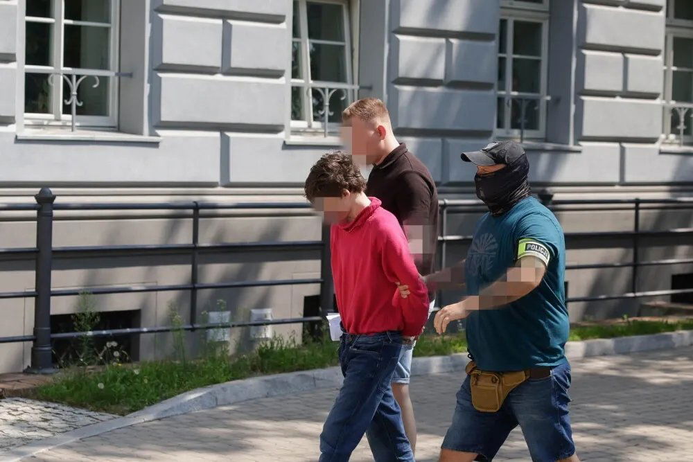 zdjęcie: Wrocław: prokuratura wnioskuje o areszt dla 18-latka podejrzanego o usiłowanie zabójstwa kobiety / Wrocław, 03.08.2026. Podejrzany o próbę zabójstwa 18-letni obywatel Ukrainy podczas doprowadzenia do Prokuratury Rejonowej dla Wrocławia-Fabrycznej, 3 bm. Do zdarzenia doszło wczoraj około godz. 21:00 na ul. Gagarina na wrocławskim osiedlu Muchobór. Kobieta została zaatakowana nożem przez podejrzanego, 30-letnia Polka trafiła do szpitala w stanie zagrażającym życiu. (aldg) PAP/Maciej Kulczyński