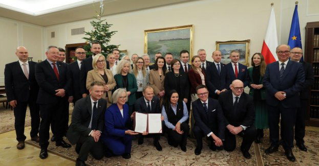 Marszałek Sejmu wręczył D. Tuskowi uchwałę ws. wyboru na urząd prezesa Rady Ministrów oraz uchwałę ws. wyboru Rady Ministrów