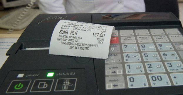 80 proc. Polaków płaciło bezgotówkowo w sklepach stacjonarnych w 2024 r.