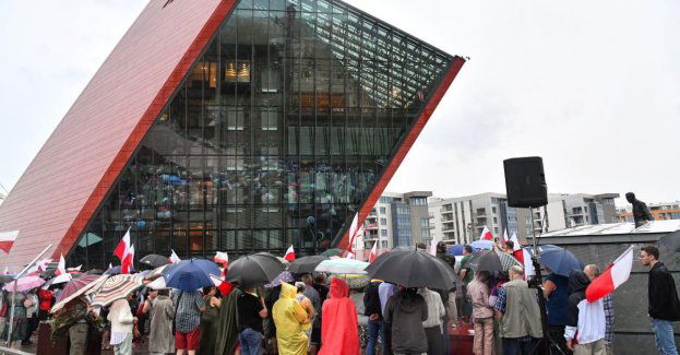 Protesty przeciwko zmianom na wystawie głównej w Muzeum II Wojny Światowej