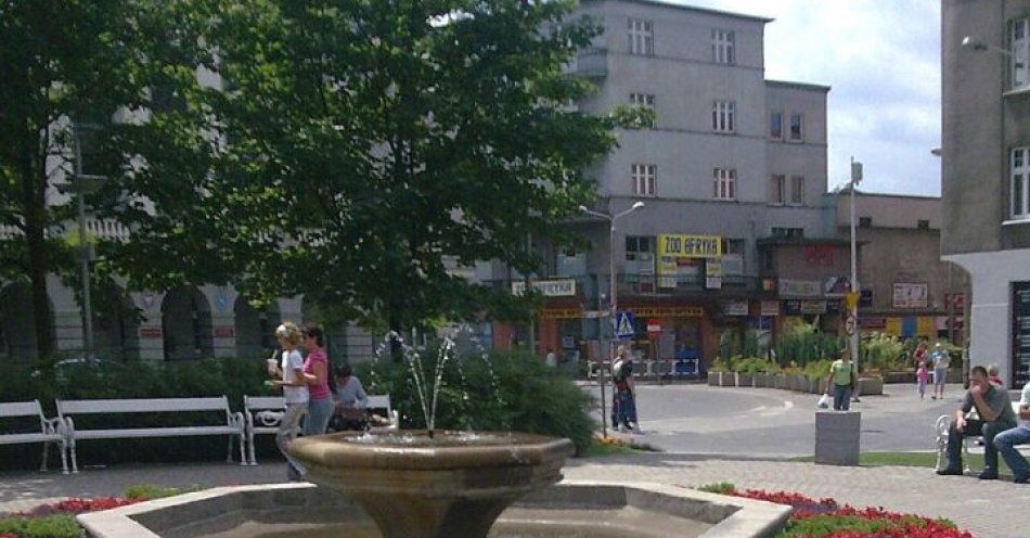 zdjęcie: 523 nowe drzewa dla Rybnika. Nasadzenia zastępcze po wycince / Fontanna przed Urzędem Miejskim w Rybniku, Wikimedia Commons, CC BY-SA, https://commons.wikimedia.org/wiki/File:Fontanna_przed_Urzedem_Miejskim_-_panoramio.jpg