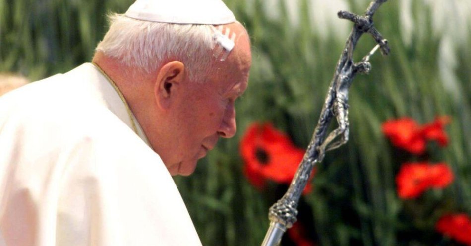 zdjęcie: Episkopat: próby zdyskredytowania autorytetu Jana Pawła II napełniają smutkiem / Watykan, 13.05.05. Na zdjęciu archiwalnym z 1999 r.: papież Jan Paweł II na tle maków zdobiących ołtarz podczas liturgii słowa odprawianej w Zamościu. Papież Benedykt XVI zapowiedział 13 bm. natychmiastowe rozpoczęcie procesu beatyfikacyjnego Jana Pawła II. Dokument w tej sprawie odczytał podczas spotkania z rzymskim klerem.
(kb) PAP/Radek Pietruszka