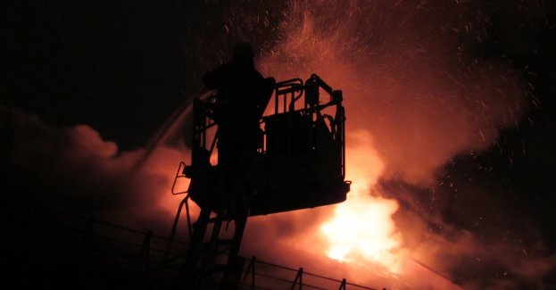 Cztery osoby, w tym troje dzieci, odwieziono do szpitala po pożarze kamienicy w Zduńskiej Woli