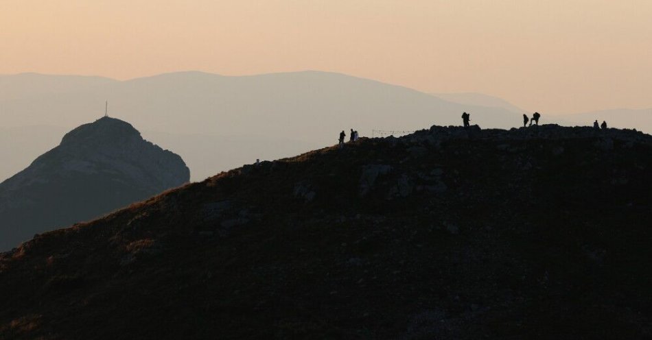 zdjęcie: Polski turysta utknął po zmroku w słowackich Tatrach Zachodnich, uratowali go ratownicy / Zakopane, 26.08.2025. Zachód słońca nad Tatrami Zachodnimi widziany z Zakopanego, 26 bm. (sko) PAP/Grzegorz Momot