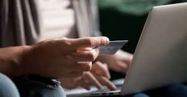 Wykorzystując dane osobowe swoich klientów, zawierał na nich umowy kredytowe. Został tymczasowo aresztowany