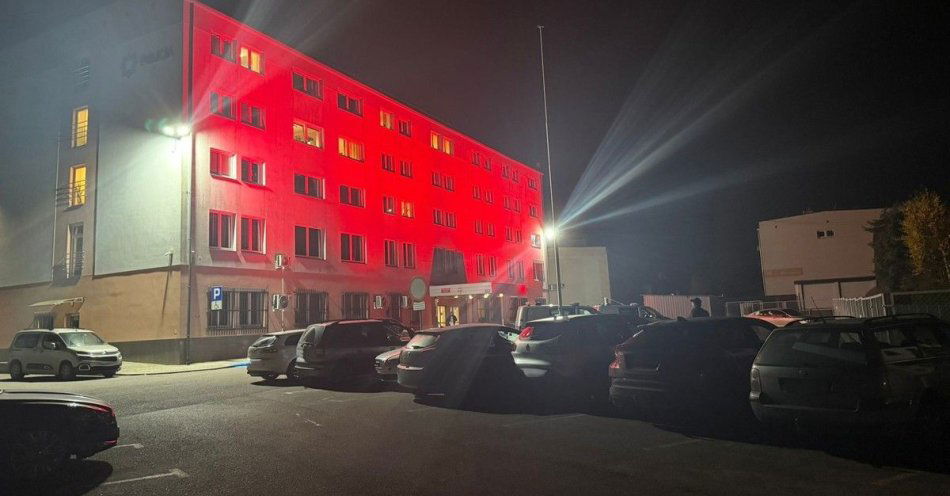 zdjęcie: Komenda w Dębicy podświetlona na czerwono przeciw przemocy / fot. KPP w Dębicy fot. KPP Dębica