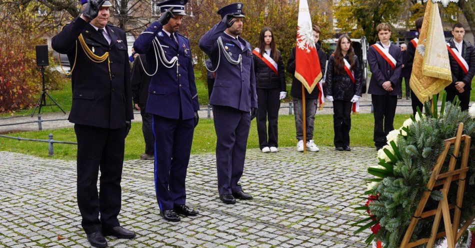 zdjęcie: Prudnicka policja uczciła 107. rocznicę odzyskania niepodległości / fot. KPP Prudnik