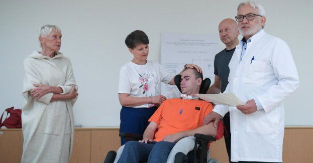 30-latek, który był w śpiączce prawie 1,5 roku opuszcza klinikę "Budzik"