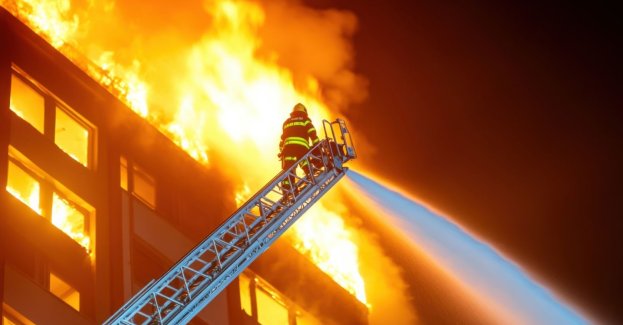 Pożar w bloku mieszkalnym, ewakuowano ok. 250 osób, 8 poszkodowanych w szpitalu