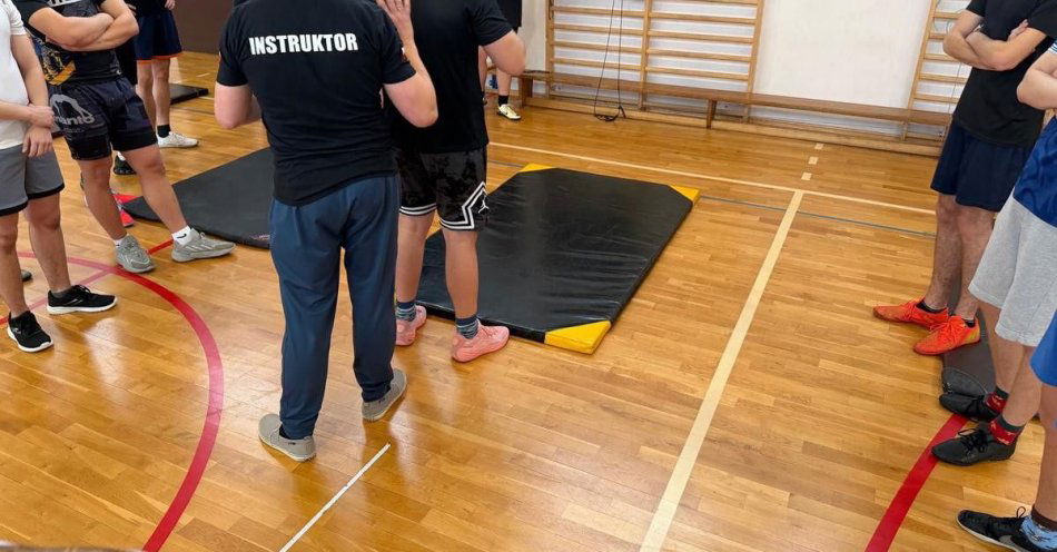 zdjęcie: Policjant szkoli uczniów klas mundurowych z samoobrony / fot. KPP Słupca Warsztaty z samoobrony dla uczniów z klas policyjnych