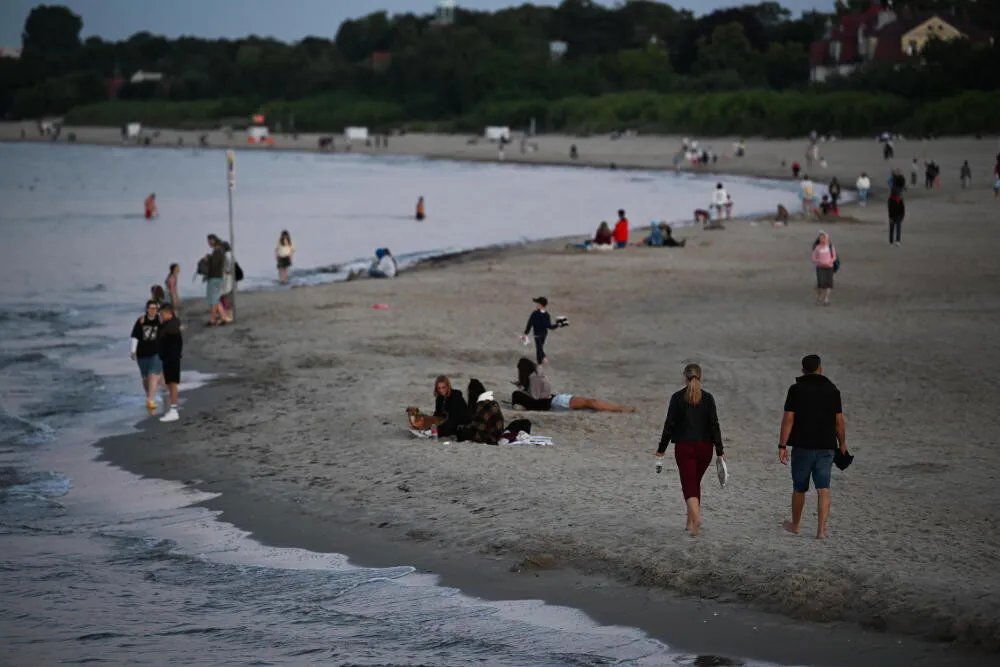 zdjęcie: Sześć kąpielisk na Wybrzeżu nadal z zakazem kąpieli / Sopot, 15.07.2026. Plaża w Sopocie, 15 bm. (ibor) PAP/Andrzej Jackowski