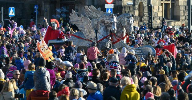Tłumy na ulicach Poznania; mieszkańcy świętują radośnie i patriotycznie