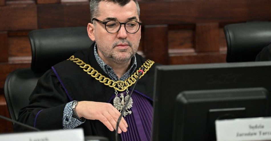 zdjęcie: Ruszył proces ws. zabójstwa 30-latki z Chojnic, której ciało znaleziono po roku od zbrodni / Słupsk, 20.01.2026. Sędzia Jarosław Turczyn na sali Sądu Okręgowego w Słupsku, 20 bm. Rusza proces Piotra W., 55-latka oskarżonego o zabójstwo swojej 30-letniej partnerki Justyny C. Ciało znaleziono po roku w trakcie egzekucji komorniczej w jej mieszkaniu. (amb) PAP/Piotr Kowala
***UWAGA ZAKAZ PUBLIKACJI WIZERUNKU I DANYCH OSOBOWYCH OSKARŻONEGO***