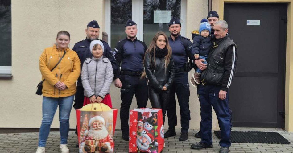 zdjęcie: Mundurowi Mikołajowie z Majdanu Królewskiego obdarowali rodziny / fot. KPP w Kolbuszowej