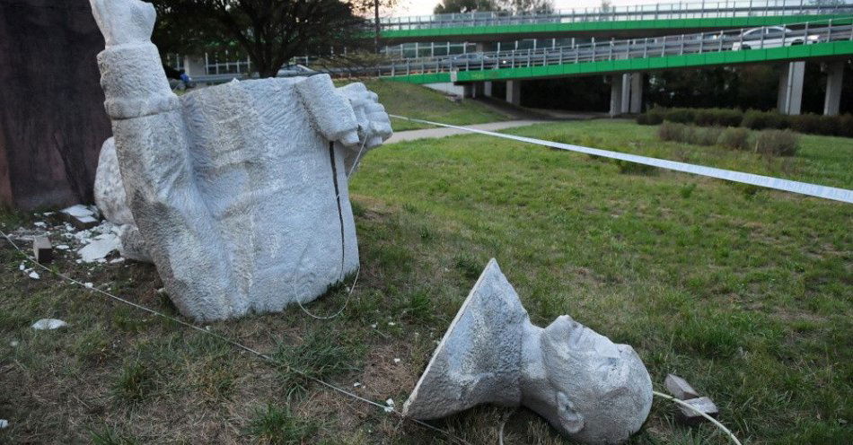 zdjęcie: Warszawa: żadne muzeum nie chce pozostałości po Pomniku gen. Berlinga / Warszawa, 04.08.2019. Przewrócony pomnik gen. Zygmunta Berlinga, w okolicach mostu Łazienkowskiego w Warszawie, 4 bm. Przewodniczący Konfederacji Polski Niepodległej - Niezłomni Adam Słomka zamieścił 4 bm. na Twitterze dwa zdjęcia, na których widać przewrócony pomnik oraz tekst