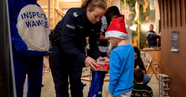 Policjanci z Komisariatu II odwiedzili dzieci z hospicjum