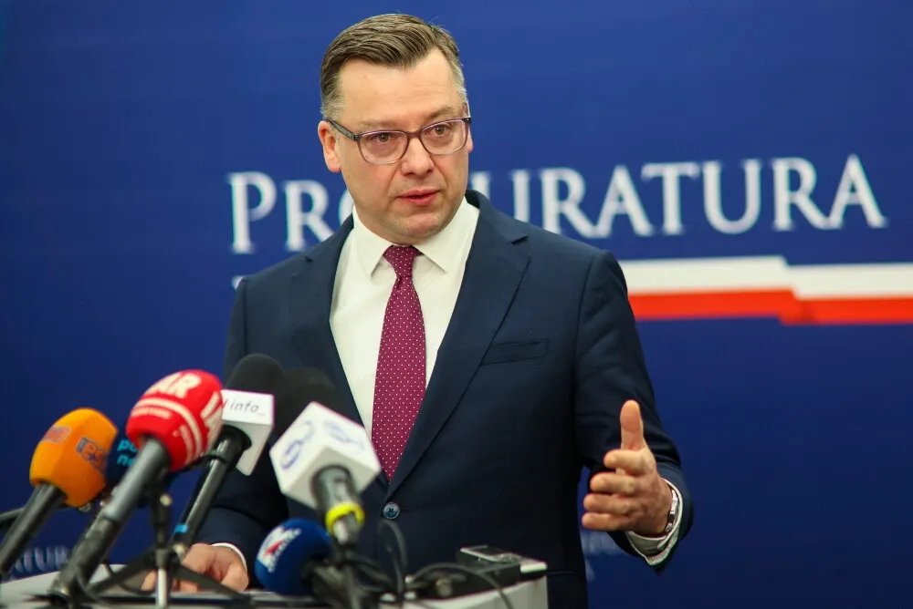 zdjęcie: Rzecznik PK: nieuwzględniony wniosek o uchylenie aresztu wobec M. Romanowskiego / Warszawa, 19.11.2025. Rzecznik Prokuratury Krajowej Przemysław Nowak podczas briefingu prasowego w siedzibie Prokuratury w Warszawie, 19 bm., poświęconego ustaleniom i działaniom procesowym Prokuratury Krajowej w śledztwie dotyczącym aktów dywersji przeciwko infrastrukturze kolejowej. (amb) PAP/Leszek Szymański