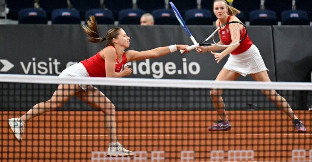 Deblistki Maja Chwalińska i Martyna Kubka wygrały z Celine Naef i Jil Teichmann 6:3, 4:6, 6:2, a Polska pokonała Szwajcarię 3:0
