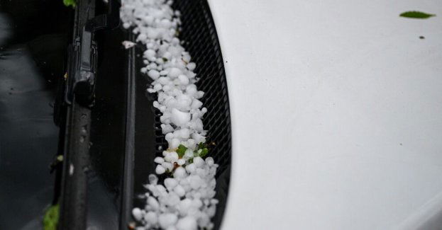 Nocna nawałnica, grad dziurawił dachy w powiecie piotrkowskim