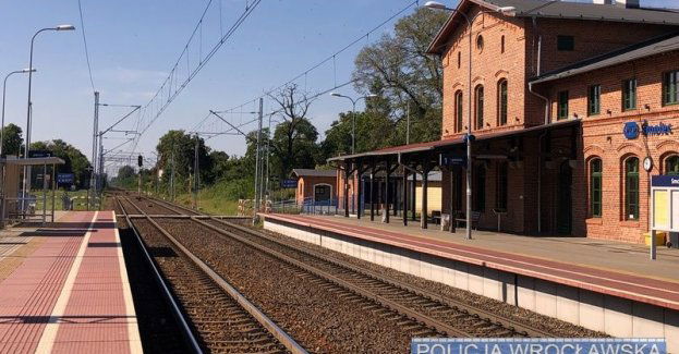 Policjanci proszą o kontakt osoby podróżujące 14 kwietnia br. szynobusem relacji Wrocław Główny – Kudowa-Zdrój, który w okolicy dworca Smolec wykoleił