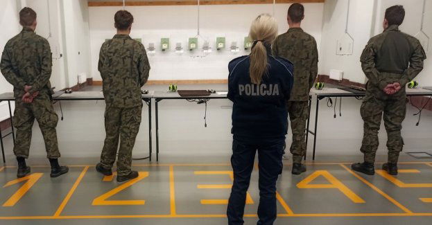 Mundurowi na strzelnicy - spotkanie uczniów z policjantką