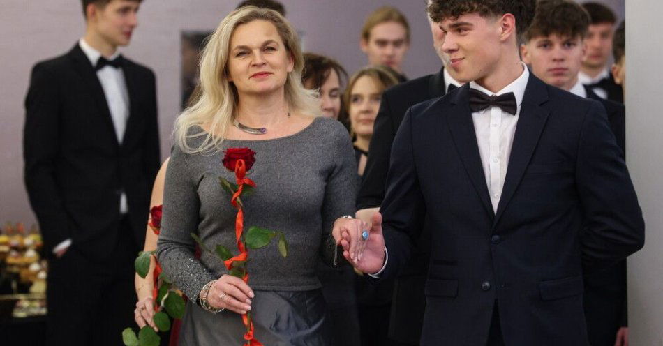 zdjęcie: Min. Nowacka: studniówkę pamięta się często lepiej niż maturę / Rąbień (woj. łódzkie), 17.01.2026. Minister edukacji Barbara Nowacka (L) oraz maturzysta Antoni Łuczak (P) podczas balu studniówkowego łódzkiego XXXII LO, 17 bm. w miejscowości Rąbień. (aldg) PAP/Marian Zubrzycki
