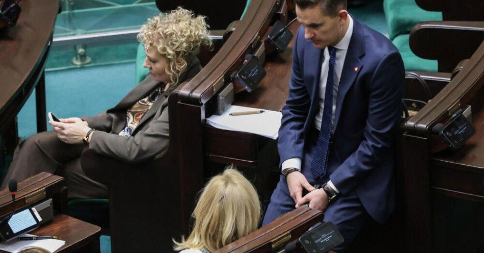 zdjęcie: Sejm uchwalił obszerną reformę procedury karnej / Warszawa, 23.01.2026. Sekretarz stanu w Ministerstwie Sprawiedliwości Arkadiusz Myrcha (P) na sali obrad Sejmu w trzecim dniu 50. posiedzenia niżej izby parlamentu, 23 bm. Dzisiaj w harmonogramie m.in. pierwsze czytanie dwóch projektów ustaw ws. zakazu sprzedaży alkoholu, a także drugie czytanie rządowego projektu nowelizacji ustawy o Krajowej Radzie Sądownictwa. (az/dw) PAP/Albert Zawada