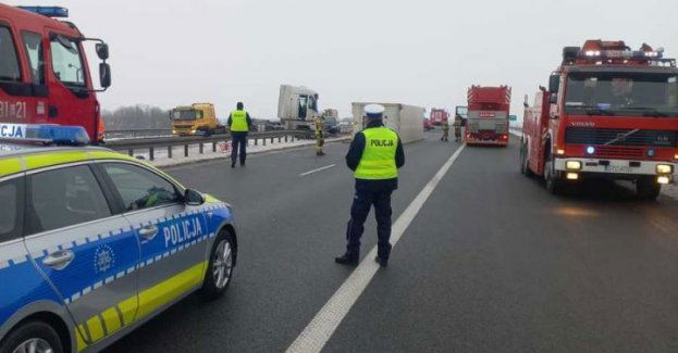 Policjanci pracują na miejscu karambolu z udziałem 6 pojazdów