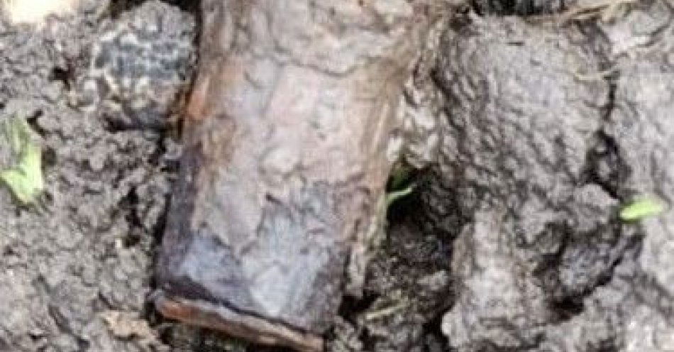 zdjęcie: Niewybuch z II wojny znaleziony na polu przy Chełmskiej / fot. KPP Hrubieszów