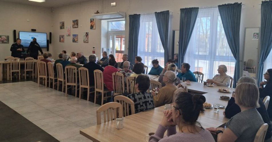 zdjęcie: Policjanci ostrzegają seniorów w Mątowach Wielkich / fot. KPP w Malborku