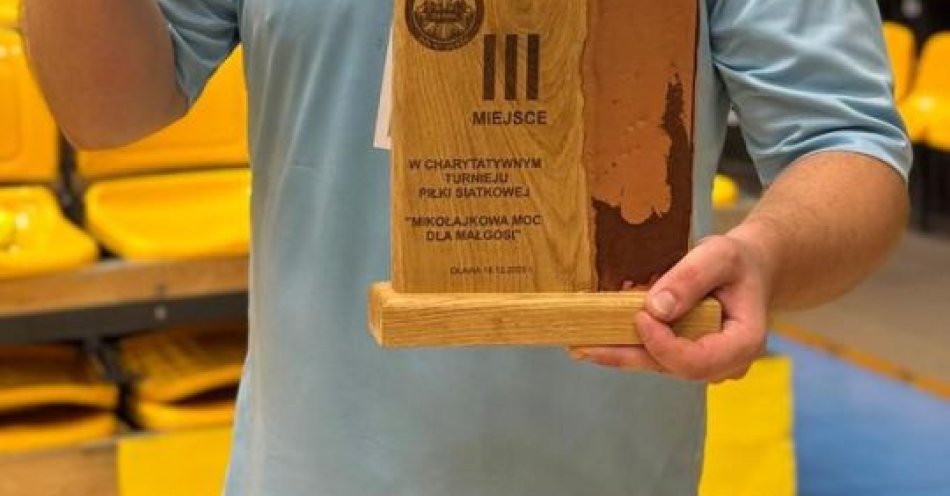 zdjęcie: Świdniccy policjanci na podium turnieju charytatywnego / fot. KPP w Świdnicy