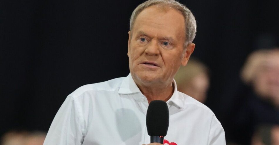 zdjęcie: Tusk: Strategiczny plan rządu nie uległ zmianie / Piotrków Trybunalski, 15.10.2025. Premier RP Donald Tusk podczas otwartego spotkania z mieszkańcami w siedzibie Zespołu Szkół Ponadpodstawowych nr 4 w Piotrkowie Trybunalskim, 15 bm. Spotkanie odbyło się w drugą rocznicę wyborów parlamentarnych. (jm) PAP/Marian Zubrzycki