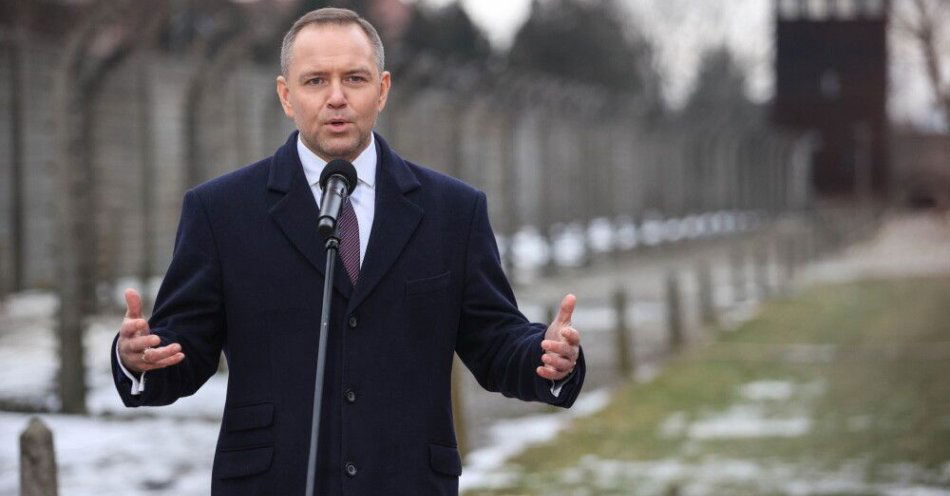 zdjęcie: Prezydent: Auschwitz to symbol barbarzyństwa oraz obojętności wobec śmierci niewinnych / Oświęcim, 27.01.2026. Międzynarodowy Dzień Pamięci o Ofiarach Holokaustu. Prezydent Karol Nawrocki podczas wypowiedzi dla mediów, po uroczystości złożenia kwiatów przed Ścianą Śmierci na terenie byłego obozu Auschwitz w Oświęcimiu, 27 bm. Tego dnia 81 lat temu Armia Czerwona wyzwoliła obóz Auschwitz. (ad) PAP/Jarek Praszkiewicz