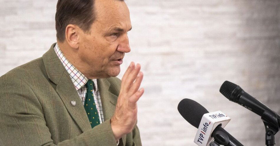 zdjęcie: Sikorski: Piłsudski i Dmowski, których wszystko dzieliło, w potrzebie potrafili współpracować / Nakło nad Notecią, 11.11.2025. Wicepremier, minister spraw zagranicznych Radosław Sikorski podczas otwartego spotkania z mieszkańcami w Centrum Usług Społecznych w Nakle nad Notecią, 11 bm. (aldg) PAP/Tytus Żmijewski