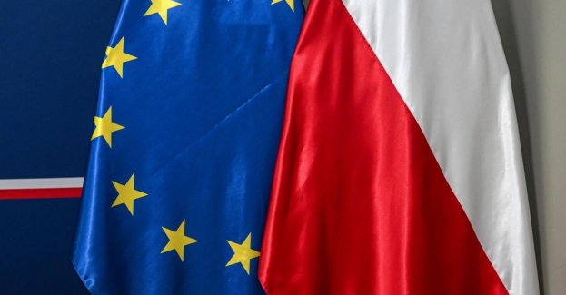 Większość Polaków widzi więcej zalet członkostwa w UE niż wad, ale ich entuzjazm słabnie