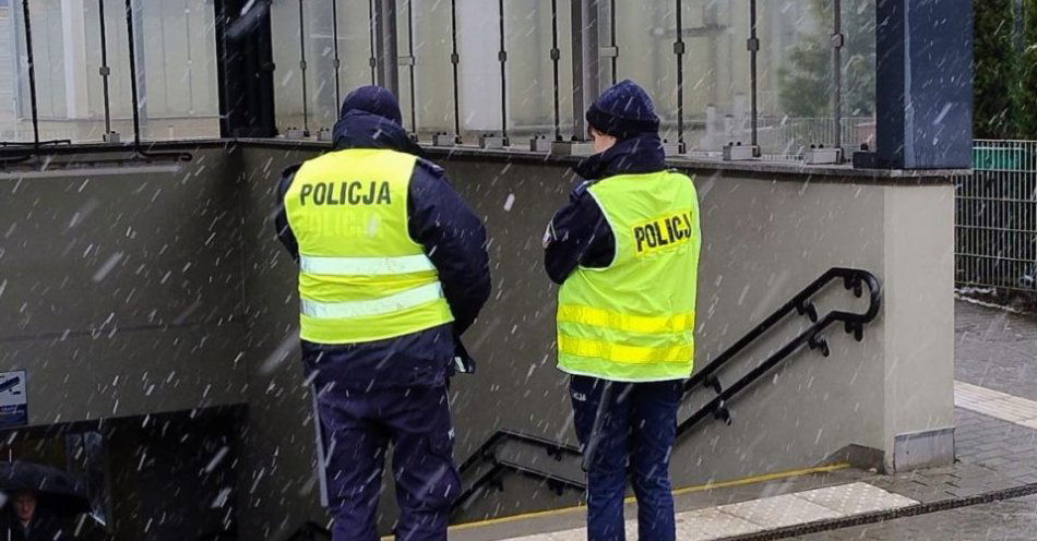 zdjęcie: Operacja TOR w Krakowie: policja patroluje tory i stacje / fot. KPP w Krakowie