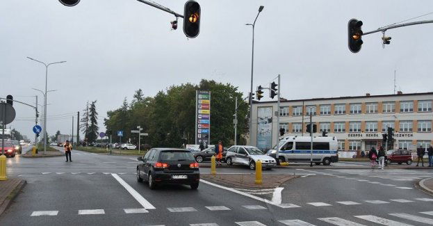 Policjanci pracowali przy zderzeniu osobówki z samochodem ciężarowym, jedna osoba została pokrzywdzona