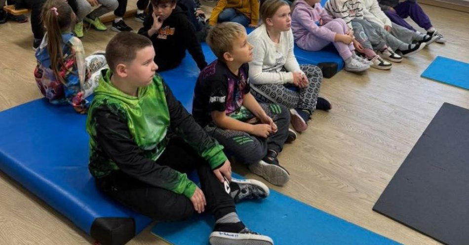 zdjęcie: Dzielnicowy uczy dzieci bezpiecznej drogi do szkoły / fot. KPP Grodzisk Wielkopolski