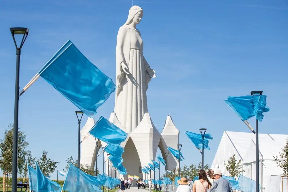 zdjęcie: Wielki pomnik Matki Bożej Miłosiernej poświęcono we wsi Konotopie / Konotopie, 15.08.2026. Uroczystość poświęcenia Monumentu Matki Bożej Miłosiernej w miejscowości Konotopie, 15 bm. w Święto Wniebowzięcia Matki Boskiej. Pomysłodawcą i fundatorem budowy liczącego 55 metrów wysokości pomnika jest przedsiębiorca Roman Karkosik wraz z żoną Grażyną, a autorem projektu rzeźbiarz Adam Jakub Matejkowski. (sko) PAP/Agnieszka Bielecka