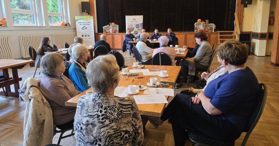 zdjęcie: Seniorzy rozmawiali z policją o oszustwach i bezpieczeństwie / fot. KPP w Mikołowie