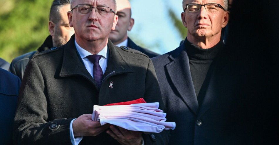 zdjęcie: Zastępca prezesa IPN: do przełomu ws. ekshumacji wciąż daleko; chcemy systemowych rozwiązań tej kwestii / Mościska, Ukraina, 14.11.2025. Wiceprezes Instytutu Pamięci Narodowej Karol Polejowski (L) oraz wiceprezes IPN, dyrektor Biura Poszukiwań i Identyfikacji Instytutu Krzysztof Szwagrzyk (P) podczas uroczystości pogrzebowych żołnierzy Wojska Polskiego, poległych w obronie Ojczyzny przed niemieckim najeźdźcą w rejonie Lwowa we wrześniu 1939 r., 14 bm. na cmentarzu rzymskokatolickim w Mościskach w obwodzie lwowskim. Szczątki ekshumowanych w sierpniu br. we Lwowie-Zboiskach żołnierzy spoczną na polski